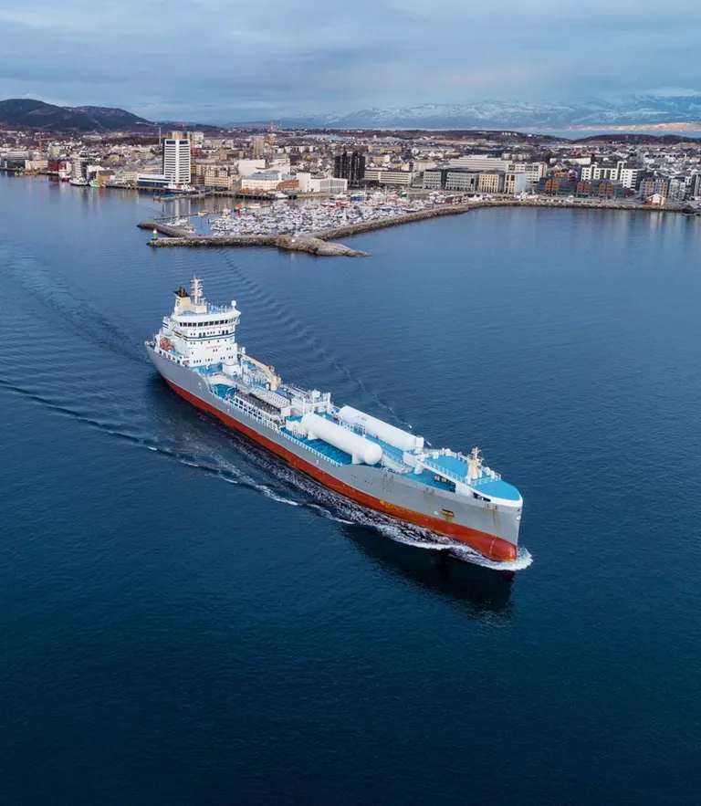 Ammonia or hydrogen-fuelled vessel