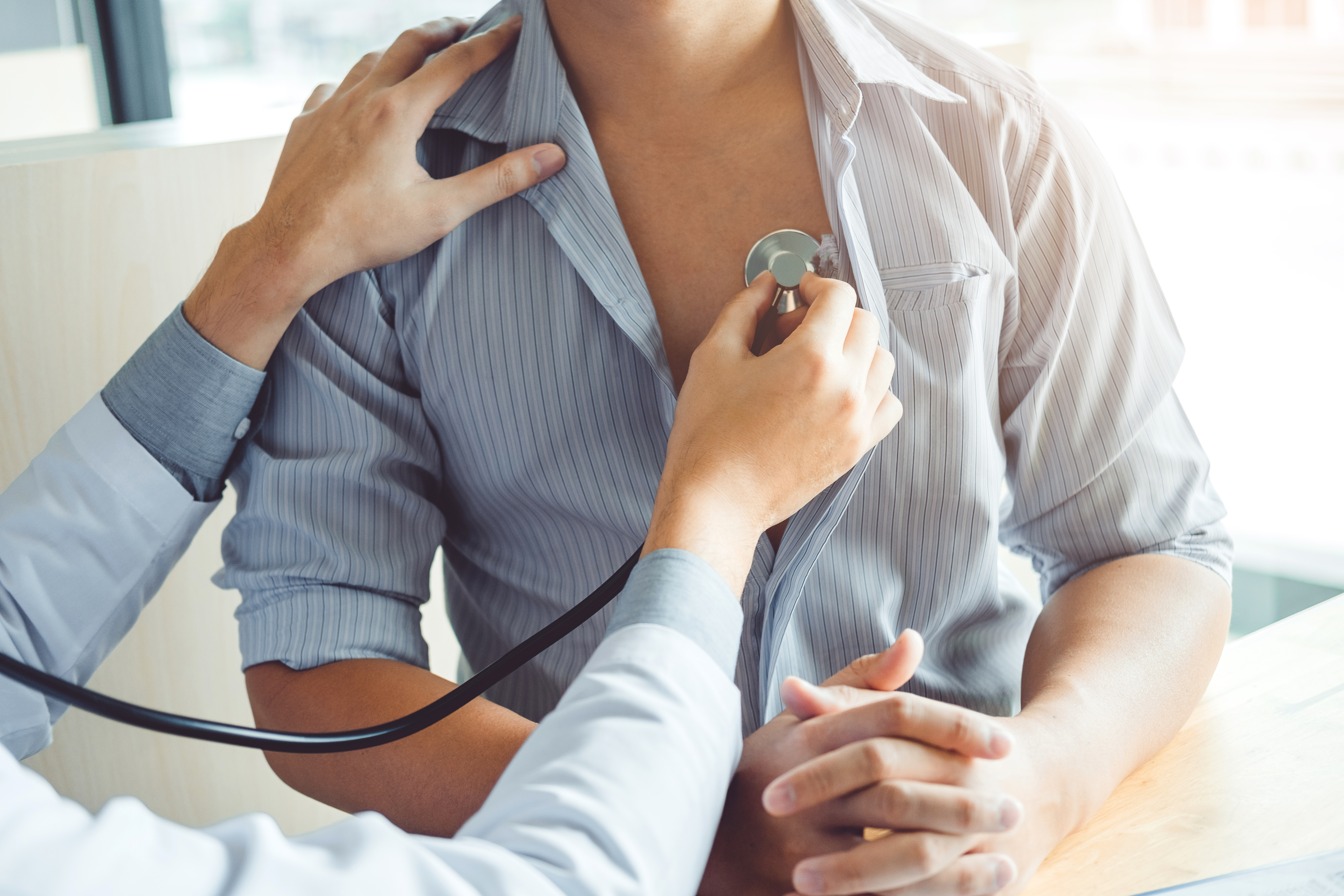 Clinician assessing a patient with chest pain symptoms in a facility aligned with DNV Advanced Chest Pain Certification standards
